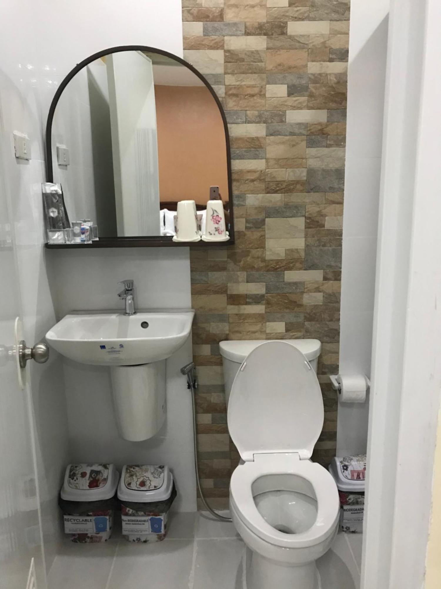 Charos Dormitel Hotel Dumaguete City Eksteriør billede